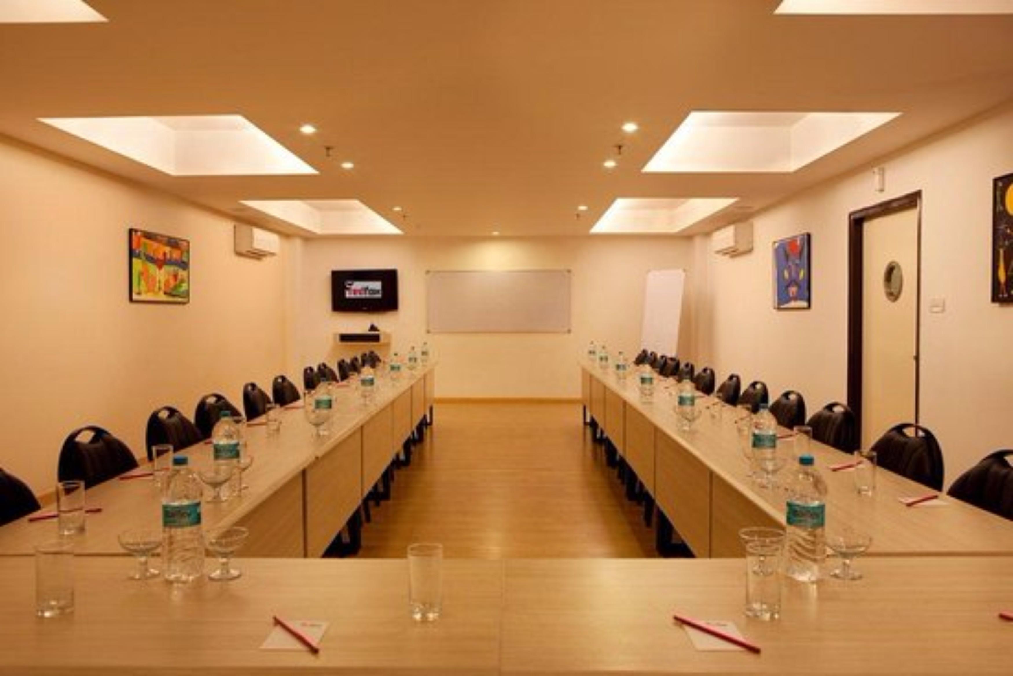 Red Fox Hotel, Chandigarh Bagian luar foto