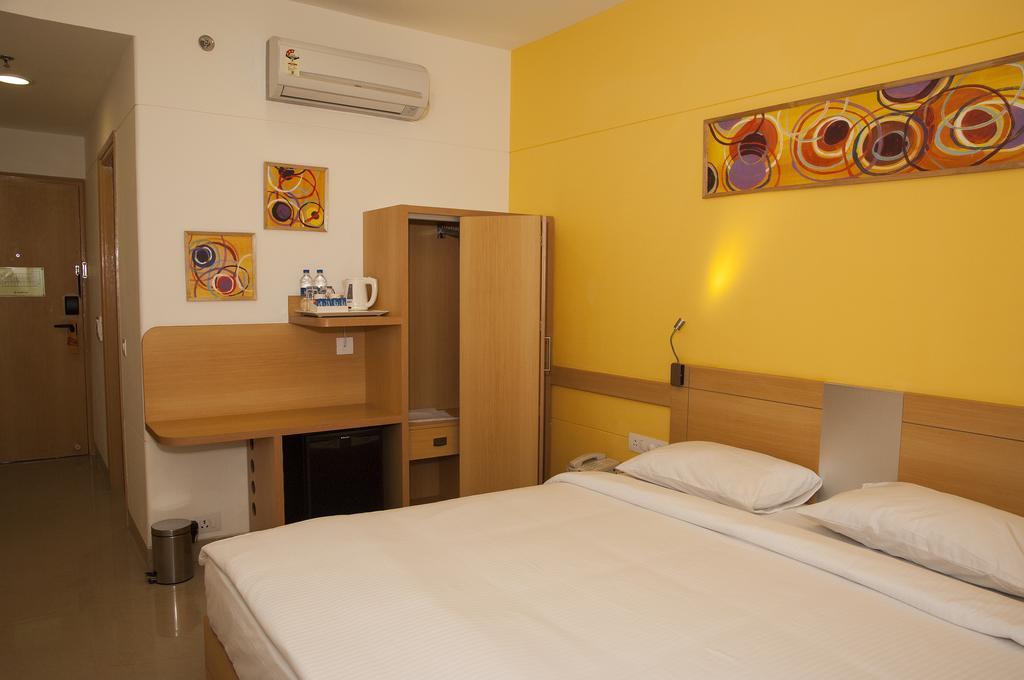 Red Fox Hotel, Chandigarh Bagian luar foto
