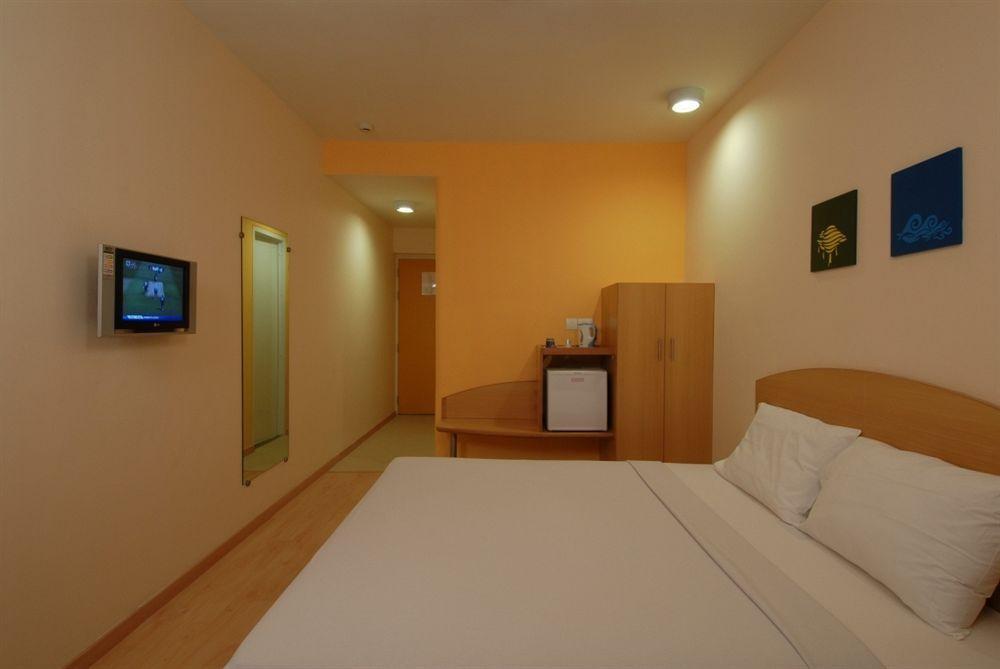 Red Fox Hotel, Chandigarh Bagian luar foto