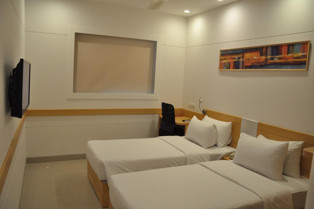 Red Fox Hotel, Chandigarh Bagian luar foto