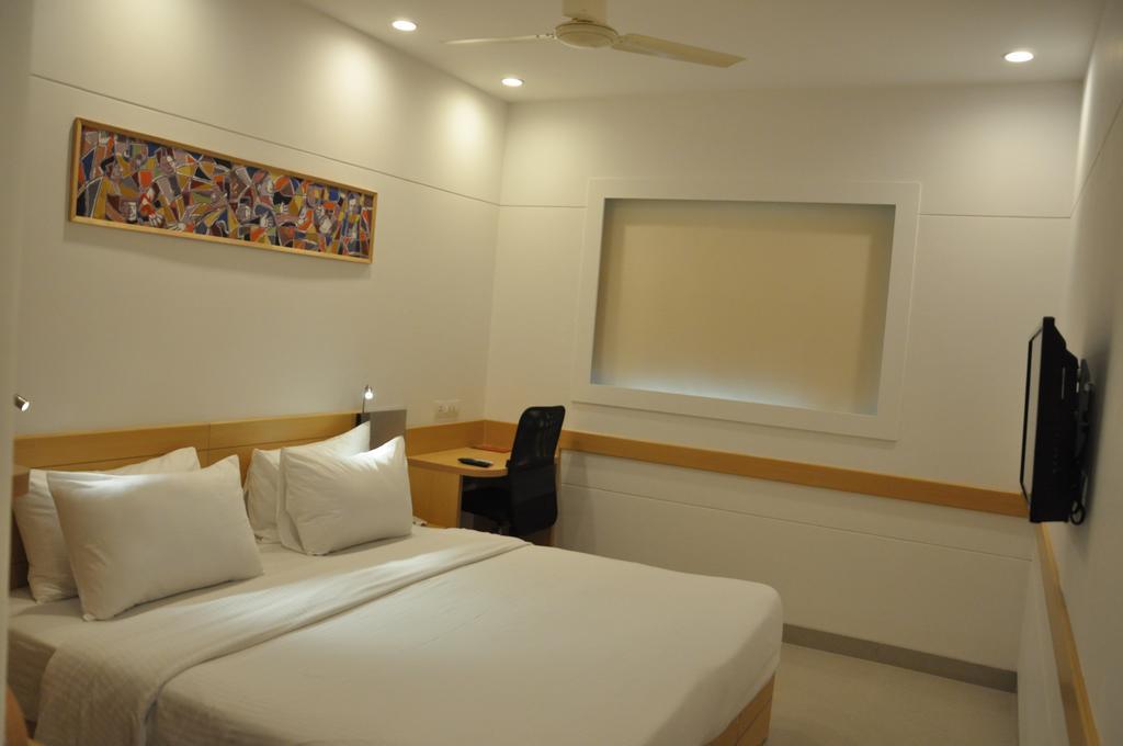 Red Fox Hotel, Chandigarh Bagian luar foto