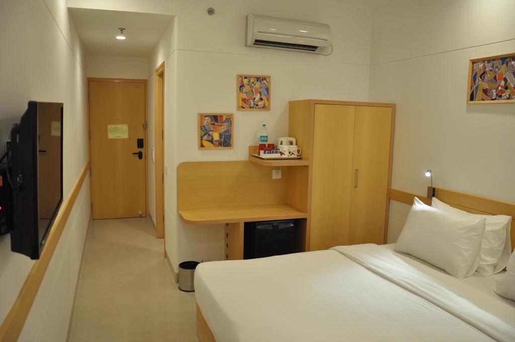 Red Fox Hotel, Chandigarh Bagian luar foto