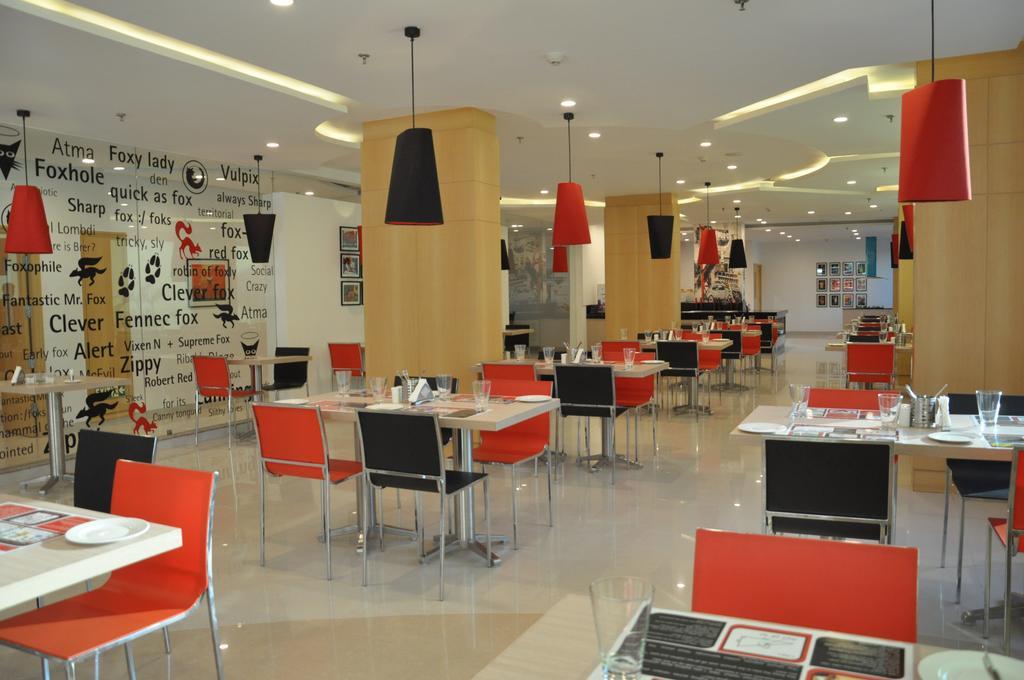 Red Fox Hotel, Chandigarh Bagian luar foto