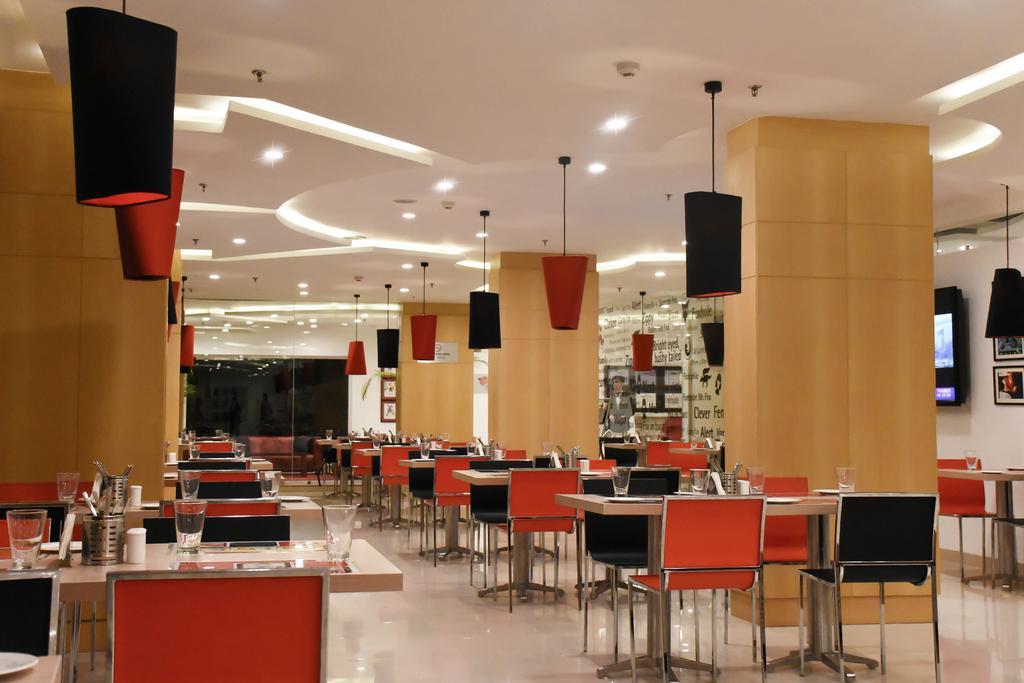 Red Fox Hotel, Chandigarh Bagian luar foto