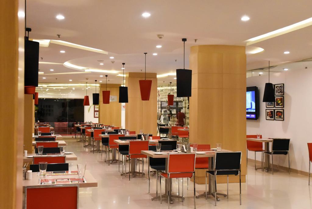 Red Fox Hotel, Chandigarh Bagian luar foto