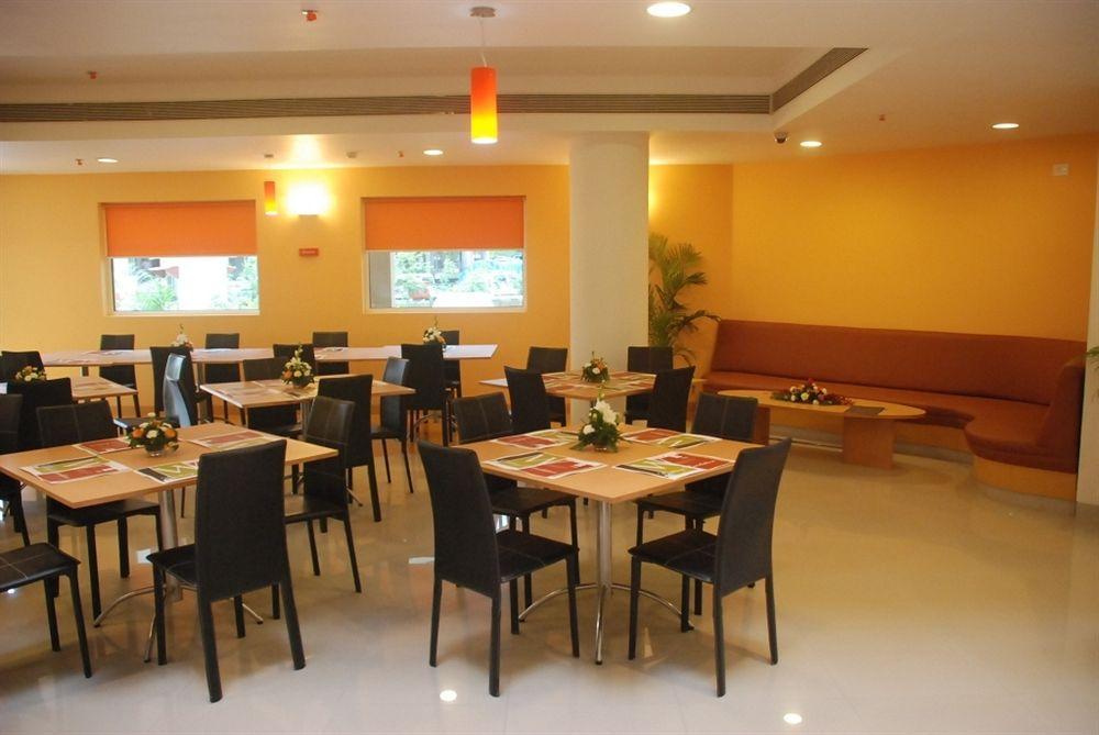 Red Fox Hotel, Chandigarh Bagian luar foto
