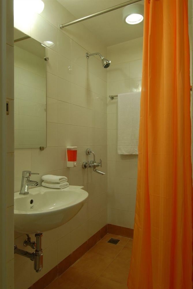 Red Fox Hotel, Chandigarh Bagian luar foto