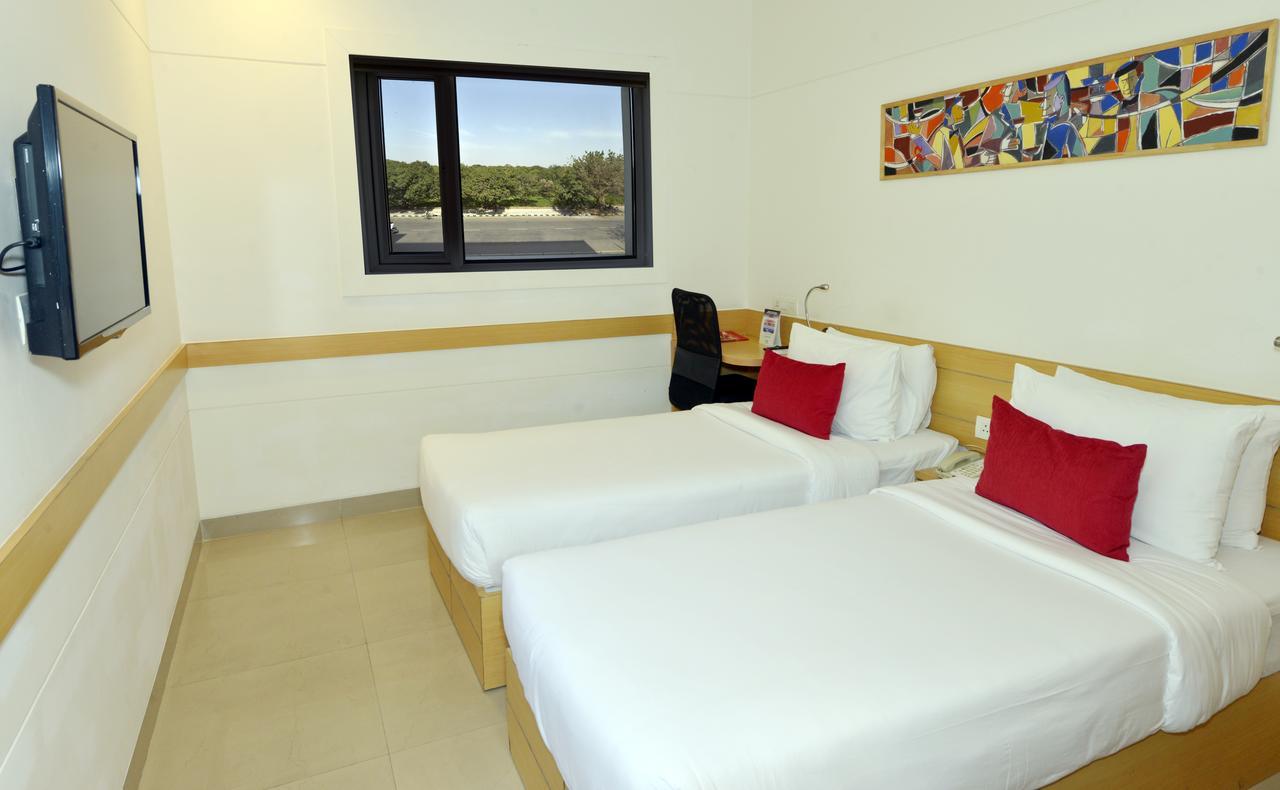 Red Fox Hotel, Chandigarh Bagian luar foto