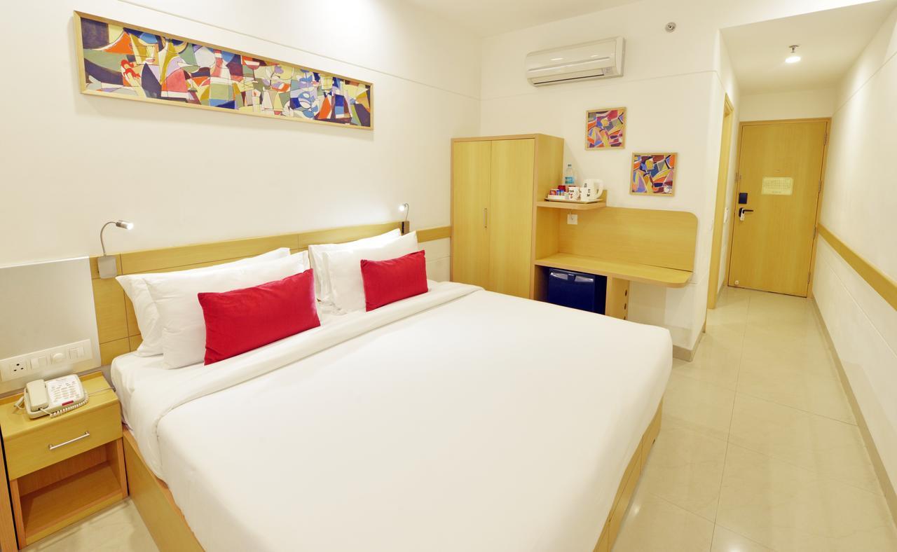 Red Fox Hotel, Chandigarh Bagian luar foto