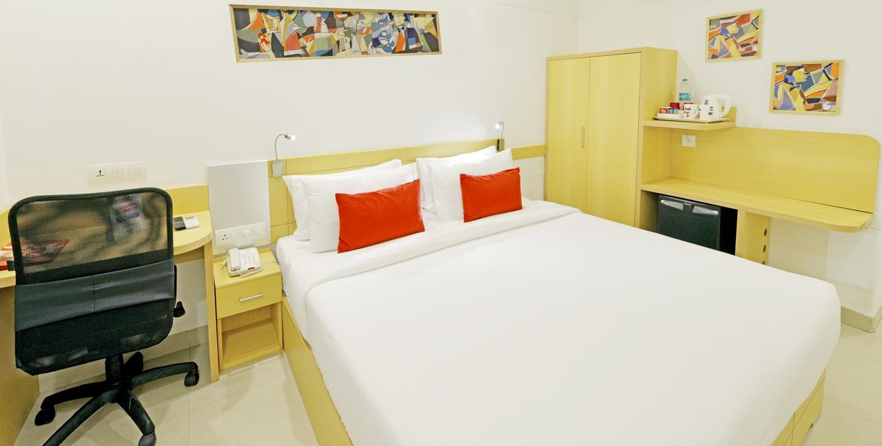 Red Fox Hotel, Chandigarh Bagian luar foto
