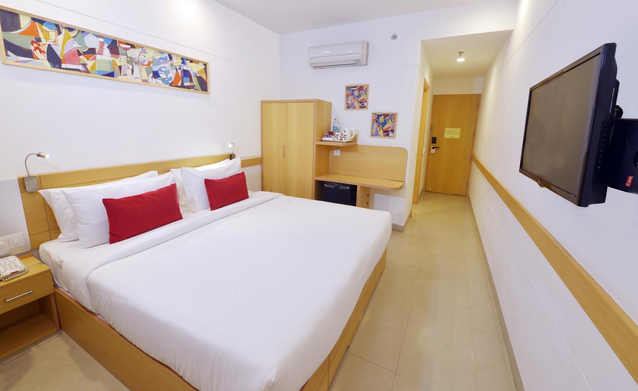 Red Fox Hotel, Chandigarh Bagian luar foto