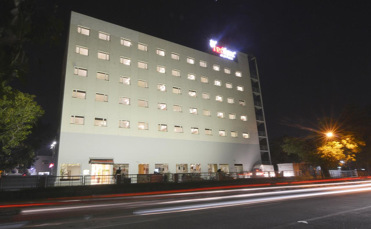 Red Fox Hotel, Chandigarh Bagian luar foto